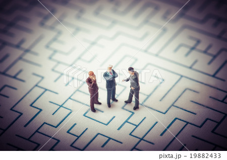 迷路と考えているビジネスマン達 19882433
