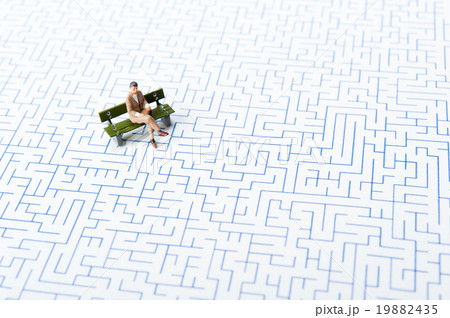 迷路とベンチに座って考えているビジネスマン 19882435