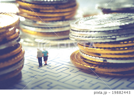 迷路を歩く高齢者の夫婦,お金の問題 19882443