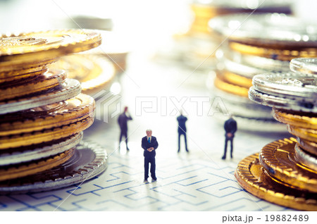 迷路と考えているビジネスマン達 19882489