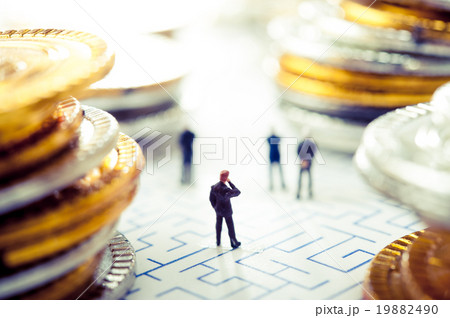 迷路と考えているビジネスマン達 19882490