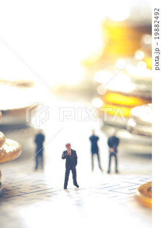 迷路と考えているビジネスマン達 19882492