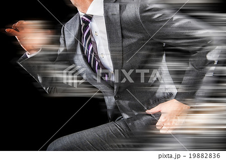 走る男性ビジネスマン 19882836