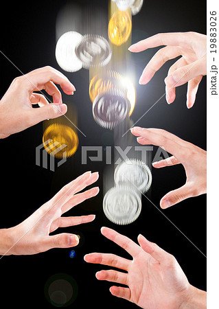 落ちていくお金を奪い合う人間の手 落ちていくお金を奪い合う人間の手 19883026