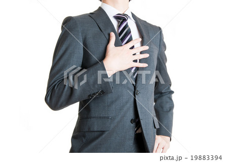 手を胸に当てているビジネスマン,白背景 手を胸に当てているビジネスマン,白背景 19883394