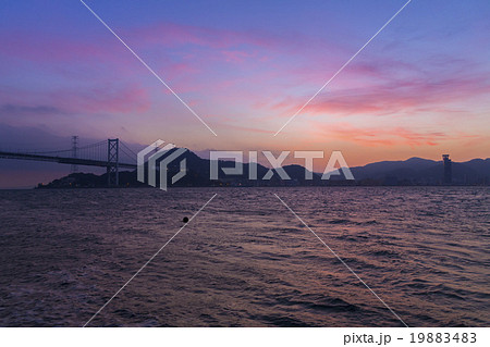 早朝の関門橋と関門海峡 早朝の関門橋と関門海峡 19883483