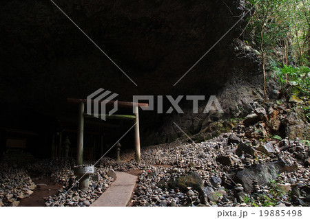 天安河原:神々が集まった神話に出てくる場所。高千穂の観光地。 天安河原:神々が集まった神話に出てくる場所。高千穂の観光地。 19885498