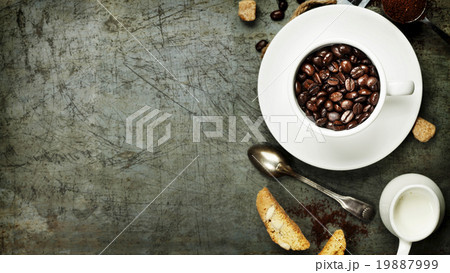 Coffee cup with beans 19887999
