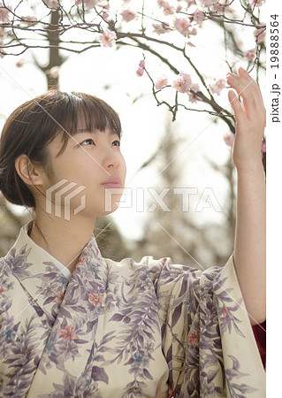 花を愛でる女性の写真素材