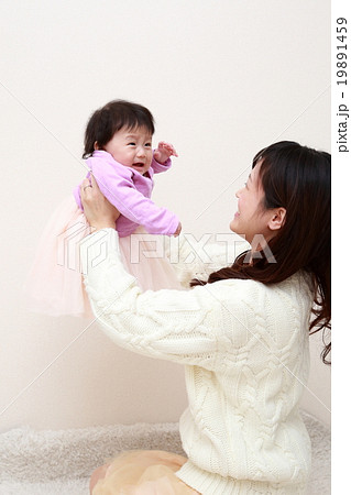 育児 子育て 抱っこ 親子 母 娘 0歳 赤ちゃん 家族 乳児 高い高い たかいたかい の写真素材