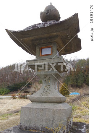 松本市 重要文化財指定 四賀地区本町の善光寺常夜燈 西側俯瞰 縦 江戸時代の建造 松本市 重要文化財指定 四賀地区本町の善光寺常夜燈 西側俯瞰 縦 江戸時代の建造 19891476