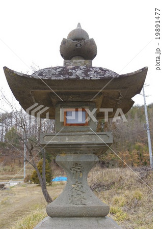 松本市 重要文化財指定 四賀地区本町の善光寺常夜燈 西側正面 縦 江戸時代の建造 松本市 重要文化財指定 四賀地区本町の善光寺常夜燈 西側正面 縦 江戸時代の建造 19891477