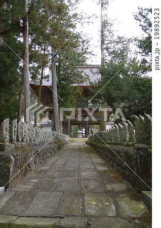 松本市 重要文化財指定 四賀地区 廣田寺山門周辺石造物群 亡くなった子供を供養した石仏 参道と山門 松本市 重要文化財指定 四賀地区 廣田寺山門周辺石造物群 亡くなった子供を供養した石仏 参道と山門 19892523