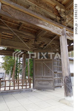 松本市　四賀地区の寺院　廣田寺（こうでんじ）　山門の扉にある真田六文銭（真田一族の会田氏菩提寺） 19892789