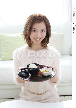 お汁粉を食べる女の子 19893259