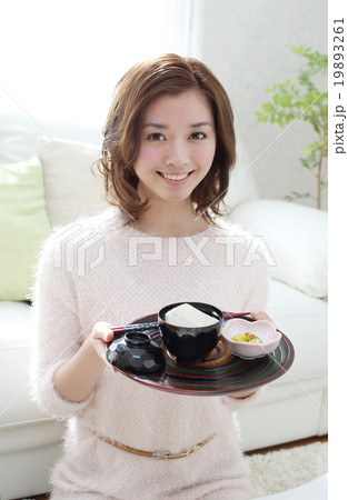 お汁粉を食べる女の子 19893261