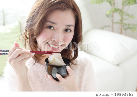 お汁粉を食べる女の子 19893265