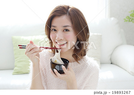 お汁粉を食べる女の子 お汁粉を食べる女の子 19893267