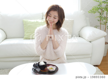 お汁粉を食べる女の子 お汁粉を食べる女の子 19893360
