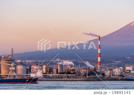 【静岡県】田子の浦・富士山と工業地帯 19895143