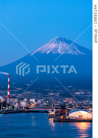 【静岡県】田子の浦・富士山と工業地帯 19895144