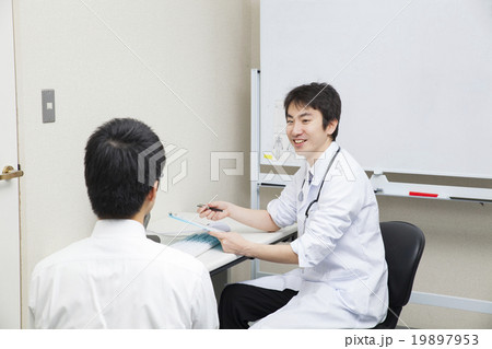 診察を受けるビジネスマン 診察を受けるビジネスマン 19897953