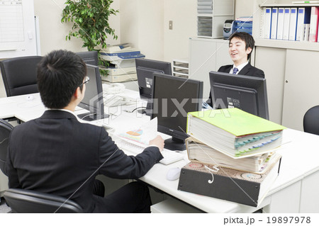 雑談するビジネスマン 19897978