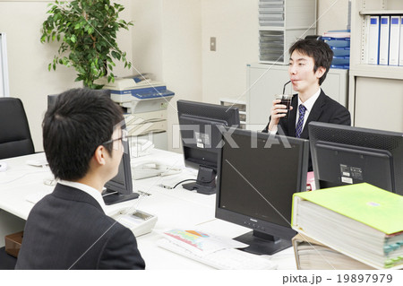雑談するビジネスマン 19897979