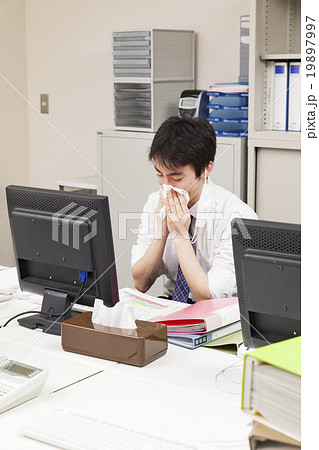 風邪（花粉）が辛くて仕事にならないビジネスマン 19897997