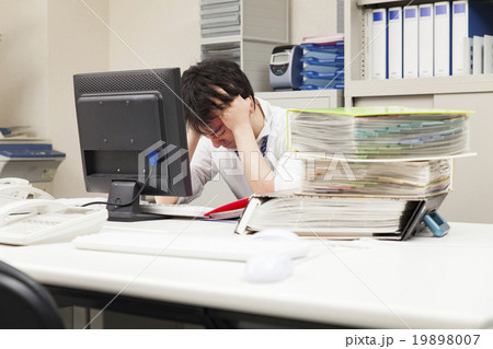 ブラック企業で働く男性 19898007