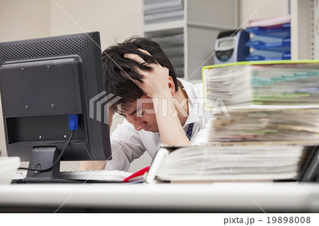 ブラック企業で働く男性 19898008