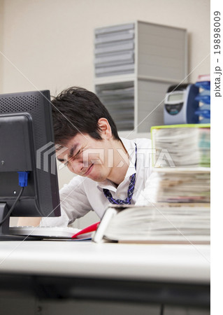 ブラック企業で働く男性 19898009