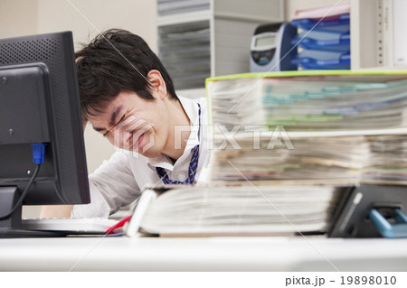 ブラック企業で働く男性 19898010