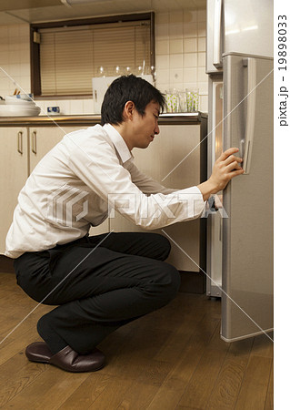 帰宅し冷蔵庫を漁るサラリーマン 19898033