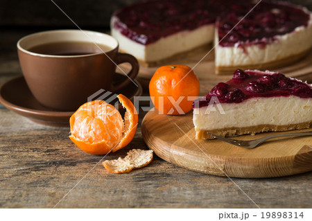 Wedge of classic style cheesecake with cup of tea 19898314