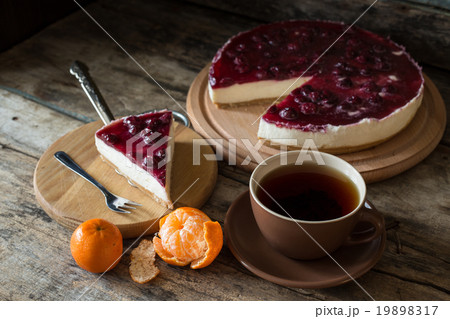 Wedge of classic style cheesecake with cup of tea 19898317