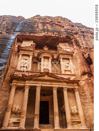 Al Khazneh - the treasury of Petra ancient city 19898908
