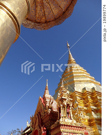タイ、チェンマイの寺院（ドーイステープ） 19899774