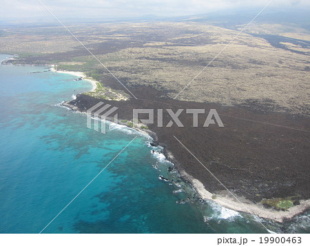 ハワイ島の溶岩台地を飛行機よりのぞむ 19900463