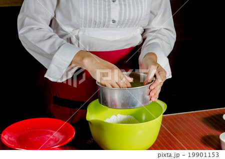 sifting flour sifting flour 19901153