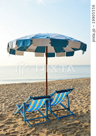 beach canvas beds with blue and white umbrella beach canvas beds with blue and white umbrella 19905556