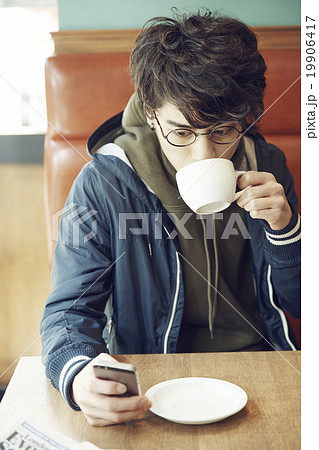 カフェでランチする男性 19906417