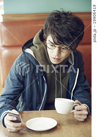 カフェでランチする男性 19906419