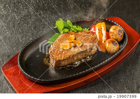 高級和牛ステーキ high-quality Japanese beef steak sizzl 高級和牛ステーキ high-quality Japanese beef steak sizzl 19907399