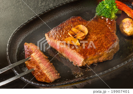 高級和牛ステーキ high-quality Japanese beef steak sizzl 高級和牛ステーキ high-quality Japanese beef steak sizzl 19907401