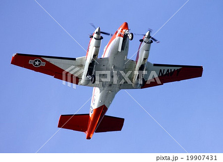 テキサスの美しい青空を飛行する米海軍のT-44Aペガサス練習機 テキサスの美しい青空を飛行する米海軍のT-44Aペガサス練習機 19907431