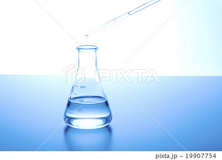 実験　検査 　研究　サイエンスイメージ　イメージ素材　水滴とピペットとフラスコ　 19907754