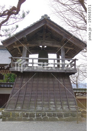 信州　松本の寺院　無量寺　鐘楼正面　登録有形文化財　曹洞宗の寺院　平安時代創建の古刹 19908351