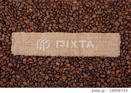 Burlap tag on the background of coffee 19908743