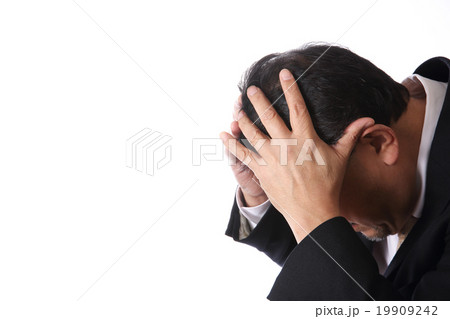 頭を抱えるビジネスマン 19909242